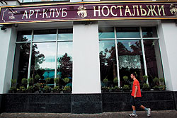 Арт-клуб «Ностальжи» не удивляет кухней, но расположен в таком месте, что никогда не будет страдать от отсутствия посетителей 