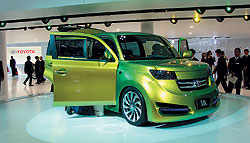 Toyota bB — плеер на колесах: она вмещает девять колонок и светомузыку 