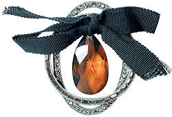 Брошь, Lanvin ("Крокус Сити Молл", 10 858 руб.)