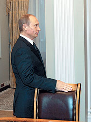На протяжении прошлого года Владимир Путин участвовал во множестве избирательных кампаний в субъектах федерации — в качестве единственного избирателя