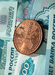 В 2005 году полностью морально устарела традиция считать рубль "деревянным", а евро — твердой валютой. Рубль оказался жидким, как нефть, но все равно тверже общеевропейской валюты