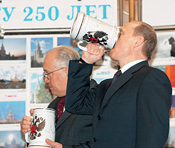 К 250-летию Московского государственного университета Владимир Путин дал студентам сразу два повода выпить, объявив 25 января Днем студенчества и повысив стипендии