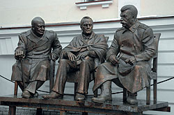 К 60-летию Победы, 100-летию Шолохова и 750-летию Калининграда ставили новые памятники, демонтировали старые, приносили цветы к уже имеющимся