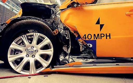 В год Volvo проводит около 250 собственных краш-тестов, каждый из которых обходится в 30000-40000€, не считая стоимости машины. Еще несколько сотен ударов заказывают сторонние компании. Например, Aston Martin или производитель этого микрокара с пластиковым кузовом, для вождения которого в ряде стран Европы не требуются прав.