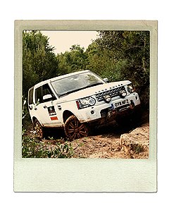 Discovery 4 - автомобиль хорошо знакомый российским автолюбителям. В этом году компания представила радикальную по своему цветовому решению новую версию Discovery 4 BLACK&WHITE. С выполненными в тон кузову решеткой радиатора, воздухозаборниками и ручками дверей, а также 20-дюймовыми легкосплавными дисками с глянцевой черной отделкой и покрытием "Алмазная крошка" автомобиль смотрится как совсем другой Discovery.