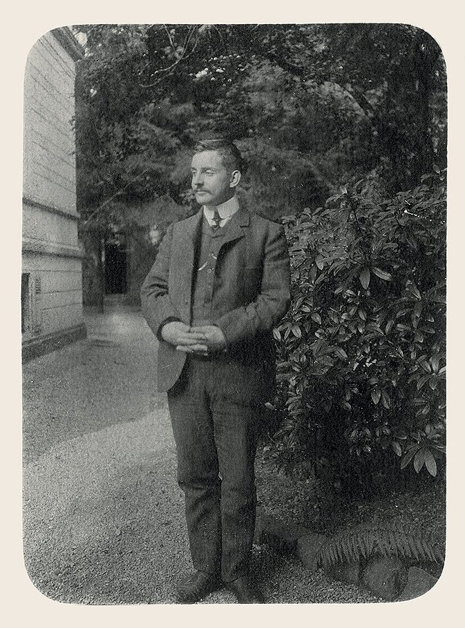 Сергей Капцов родился в 1885 году, закончил Московский и Гейдельбергский университеты, занимался минералогией. Сделанная в Германии фотография была приобретена вместе с остальными карточками Капцовых. 