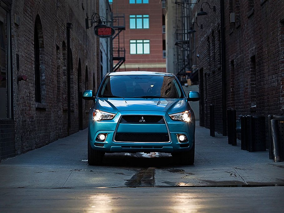 Mitsubishi ASX. Базовая модель всего проекта MMC и PSA. В России доступна с двигателями 1,6 л, 1,8 л и 2,0 л - в общей сложности 21 версия стоимостью от 699 до 1 279 тысяч рублей.  