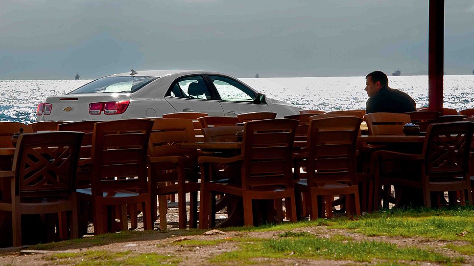 По габаритам Chevrolet Malibu превосходит почти всех одноклассников. Оттого и смотрится очень солидно. 