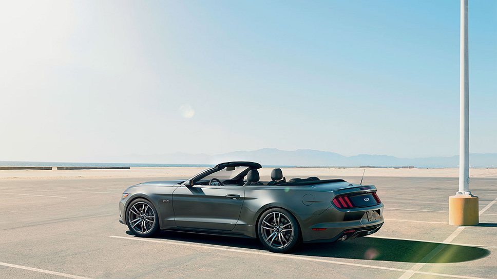 Мягкая крыша нового кабриолета Mustang лучше шумоизолирована и благодаря новому электрическому сервоприводу, заменившему гидравлику, складывается быстрее десяти секунд. 