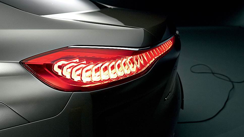 Впервые в BMW в качестве источников света в фонарях применены органические светодиоды, которые состоят из максимально тонких полупроводниковых слоев, расположенных между двумя электродами. Светоизлучающий полимерный слой имеет толщину примерно в 400 раз тоньше человеческого волоса. Кроме того, эти светодиоды позволяют получить равномерное освещение по всей площади.