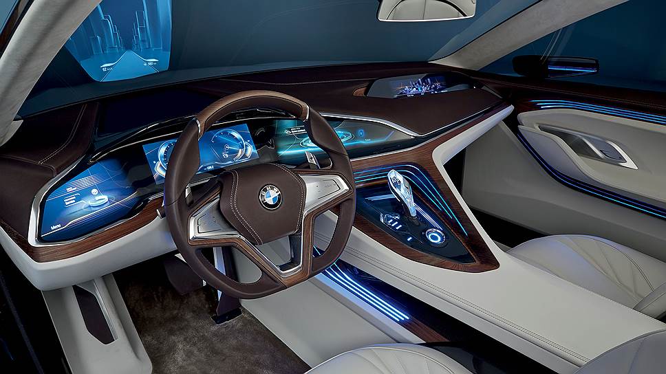 Водителя буквально опоясывают три панели, развивая традиционную для BMW концепцию слегка развернутого кокпита. Если приглядеться, можно найти и еще один дисплей - проекционный BMW Vision. У переднего пассажира тоже есть свой собственный дисплей, соединенный с одним из водительских с помощью сенсорной панели.