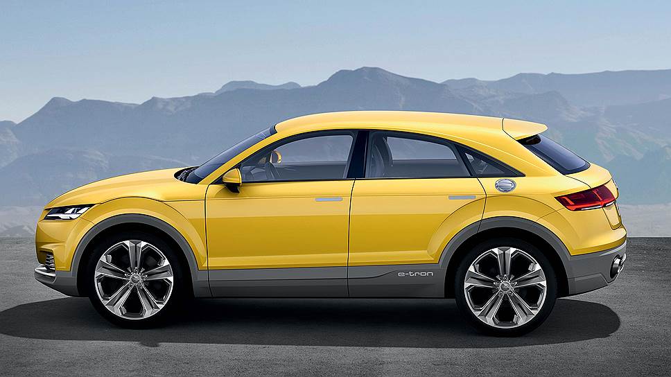 Литий-ионная батарея концепта может заряжаться не только через розетку, но и по беспроводной зарядке - достаточно только припарковать Audi TT Offroad над зарядным устройством. 