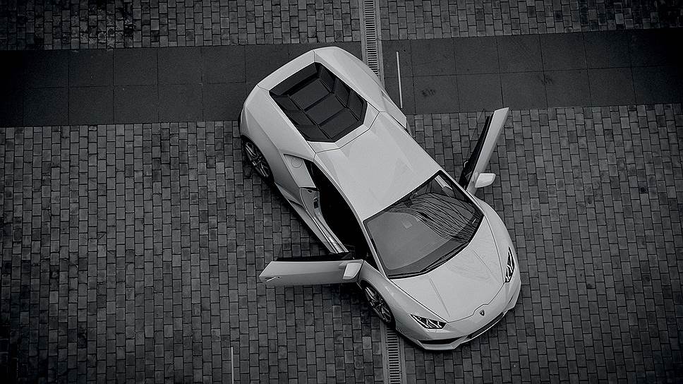 Huracan -- прямой наследник Lamborghini Gallardo, самой успешной модели, разошедшейся из цехов Санта-Агаты по всему миру тиражом свыше 14 тыс. экземпляров. Сравнения с бестселлером для Huracan неизбежны, однако новый спорткар эти сравнения выдерживает с честью. 