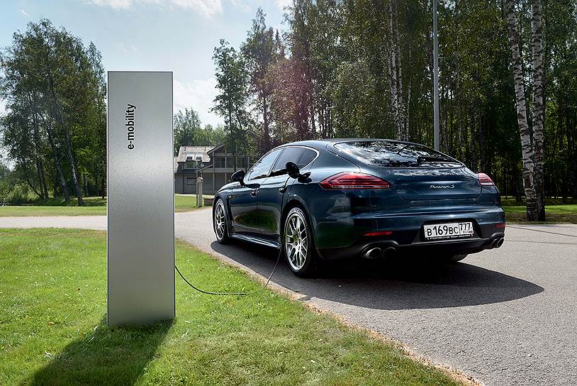 Зарядное устройство спроектировано братской фирмой Porsche Design. 

Российский климат приходится учитывать, и у Panamera S E-Hybrid предусмотрены специальные режимы для движения при низких температурах. В частности, подогрев батареи и начало движения на бензиновом двигателе. Зарядка на открытом воздухе возможна при температурах до минус 25 градусов. 