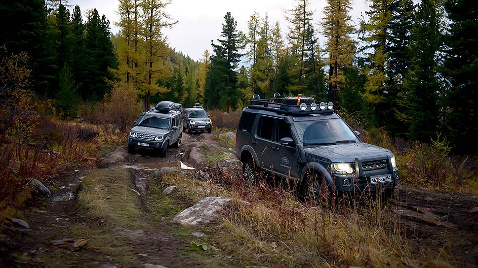 С разнообразием бездорожных условий Land Rover Discovery4 позволит справиться фирменная система Land Rover Terrain Response. Для разных типов покрытия система сама подбирает соответствующий режим работы дроссельной заслонки, подвески, системы курсовой устойчивости DSC и пр. Все, что нужно сделать водителю - установить соответствующее деление с характерной пиктограммой на контроллере управления. 