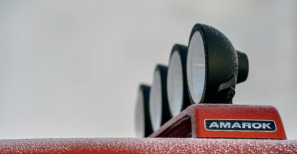 Черные глянцевые двойные дуги Amarok Canyon выполняют важную имиджевую функцию, а также имеют и вполне практический смысл: они защищают кузов и используются для крепежа грузов. 