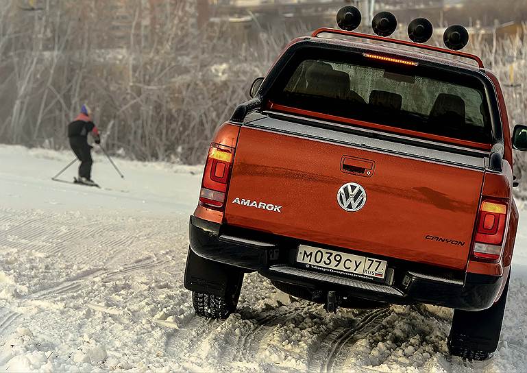 На небольших скоростях одновременно с Off-road ABS задействуется система помощи при спуске Hill Descent Assist, воспользовавшись которой водитель сможет сам регулировать педалями скорость &quot;сползания&quot;. Помимо этого в арсенал модели входит противооткатная система Hill Hold Assist. 