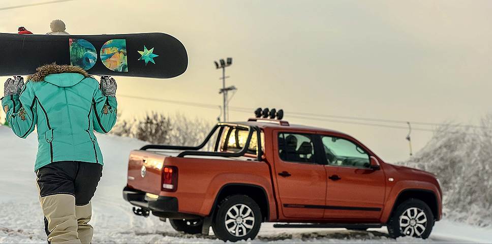 Функция Offroad ABS словно бы специально была создана для заснеженных вершин. Одним нажатием кнопки водитель может увеличить интервал торможения. Благодаря контролируемой блокировке колес рыхлый снег или грунт смещается и формирует своего рода подушку перед колесами. Это позволяет существенно сократить тормозной путь. 