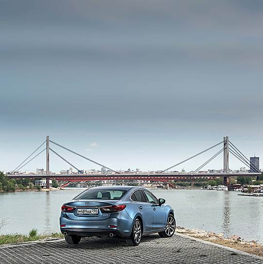 Новая Mazda6 заметно умнее предшественницы. Система автоматического торможения теперь умеет распознавать препятствия при движении задним ходом. Она автоматически задействует тормоза при возникновении угрозы столкновения на скорости 3-5 км/ч. 
