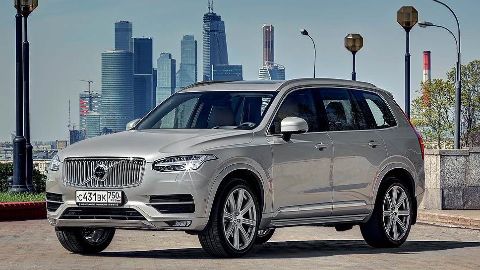 Электронное облако, накрывающее XC90, дает возможность пользоваться различными приложениями для передачи музыки или выбора ресторанов в месте назначения или первой в мире встроенной системой поиска и оплаты места на парковке Park & Pay. 