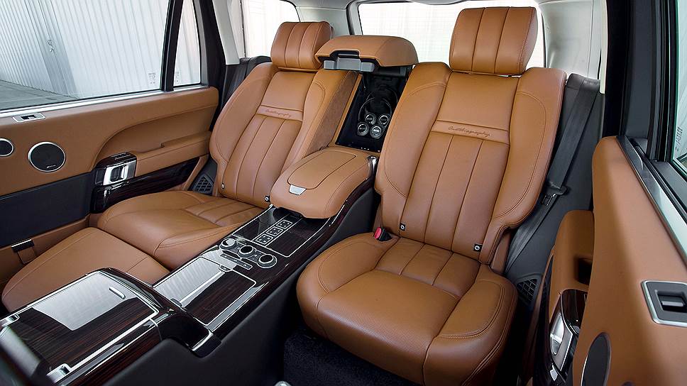 Масштаб бизнесмена определяется масштабом его амбиций. Range Rover Long - автомобиль амбициозных личностей. Габаритная длина версии Range Rover L составляет 5200 мм, что на 20 см больше стандарта. Прибавка заметна не только внешне - она прекрасно чувствуется и изнутри: расстояние между сиденьями в зоне ног задних пассажиров больше на 186 мм, а угол, на который задние пассажиры могут наклонить спинки своих сидений, увеличен с 9 до 17 градусов.