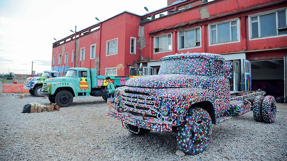 Леденец. Художники не пожалели красок и превратили брутальный грузовик с прицепом в сладкую конфетку. 