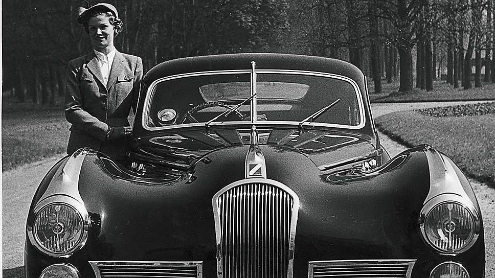 Купе получило регистрационные номера 8-RS 3 - с ними автомобиль можно видеть на нескольких снимках в Булонском лесу с позирующей рядом моделью. Кузов Саутчик первоначально покрасил в синий цвет, но для участия в брюссельском салоне 1951 года окраску сменили на контрастную двухцветную. Кто в итоге стал первым владельцем машины, так до сих пор и неизвестно. 