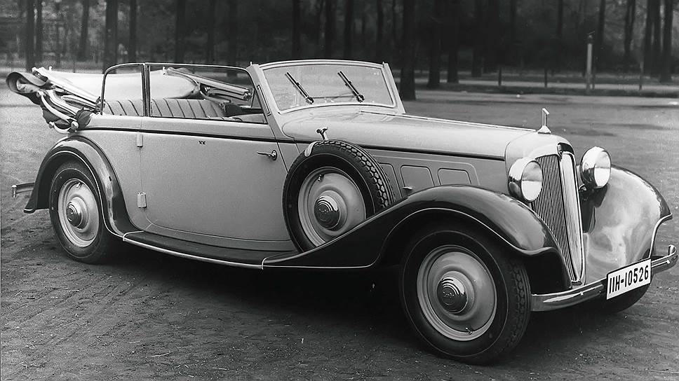 Audi Front существовала в двух модификациях. Самая первая с индексом UW выпускалась с 1932 по 1935 год - всего сделали 1817 машин. Ей на смену пришла Audi Front 225 с более мощным мотором в 55 л. с. вместо 40. Производство 225-й прекратилось в мае 1938 года на отметке 2586 экземпляров. Затем фирма Audi вернулась к привычному приводу на задние колеса. 