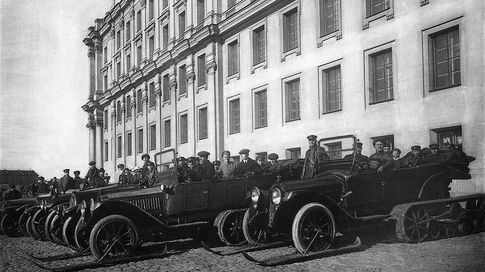 Автосани на шасси американских Packard, изготовленные на Путиловском заводе. Снимок сделан на рубеже 20-х годов в Петрограде, на Биржевой линии. Точно такие же вездеходы на заводе изготовили для Владимира Ильича Ленина в 1919 году по его непосредственному указанию.  
