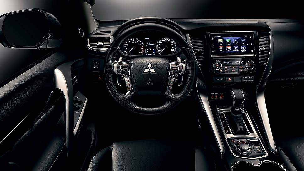 Среди приятных мелочей - мультифункциональный руль с подогревом, двухзонный климат-контроль и семидюймовый экран мультимедийной системы с поддержкой Apple Car play и Android Auto.  
