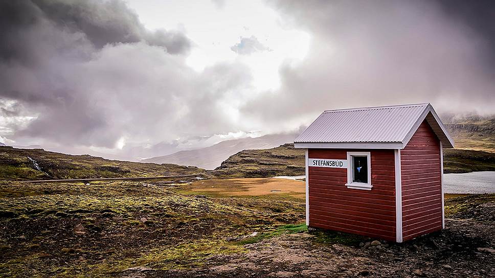 Исландия - не Норвегия. И здания с пунцовыми стенами тут встречаются крайне редко.
