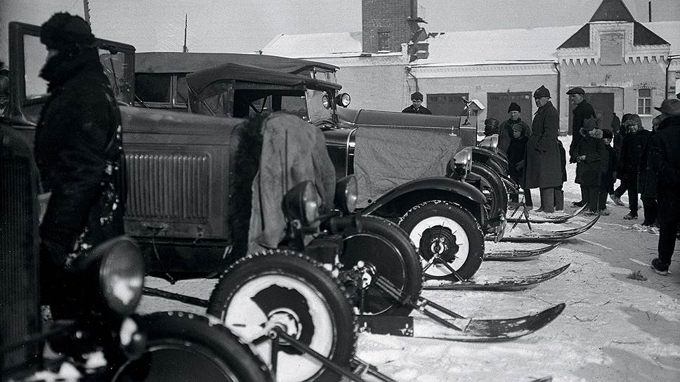 Один из пробегов &quot;Автодора&quot; начала 1930-х годов: лыжи и гусеницы тогда ставились на все - от &quot;Фордов&quot; до грузовиков. &quot;Роллс-Ройс&quot; выделяется своим массивным капотом с фигуркой &quot;серебряной леди&quot;. Но вот какой из двух полугусеничных &quot;Роллс-Ройсов&quot; запечатлен на фото - пока неизвестно.   