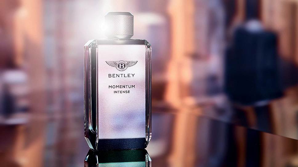 В зависимости от насыщенности аромата флакон может быть более светлый, как у Bentley Momentum, и более темный, как у Bentley Momentum Intense. На переднюю и заднюю стенки флаконов нанесено покрытие из серебристого шлифованного металла с тиснением крылатой литеры В.