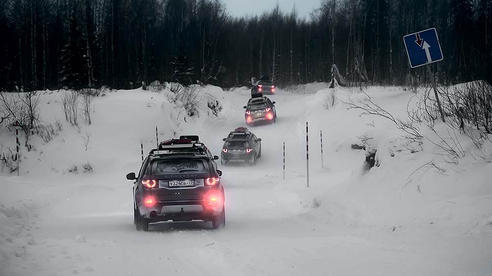 Discovery Sport компактен, но не мал. Шанцевый инструмент, пластиковые траки для бездорожья, запасная канистра с топливом, дополнительный провиант и кофры с фотокамерами в 480-литровом багажнике не помешали комфортному размещению экипажа из трех человек в салоне.