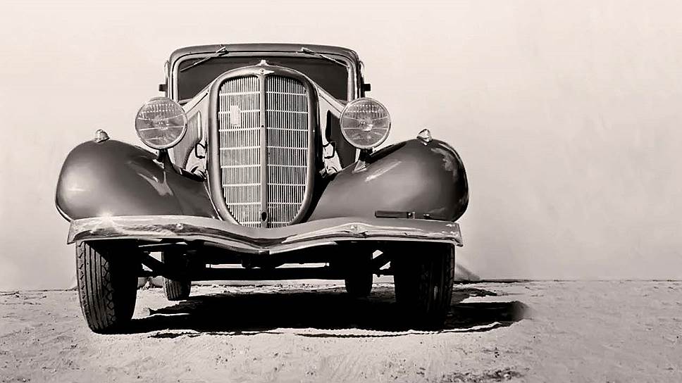 Автомобиль ГАЗ-М1, или &quot;Эмка&quot;, выпускался на Горьковском автозаводе имени Молотова с 1936 года. Четырехцилиндровый двигатель развивал 50 л. с., максимальная скорость составляла около 100 км/ч, кузов был только один - седан, причем без багажника и отопителя.  
