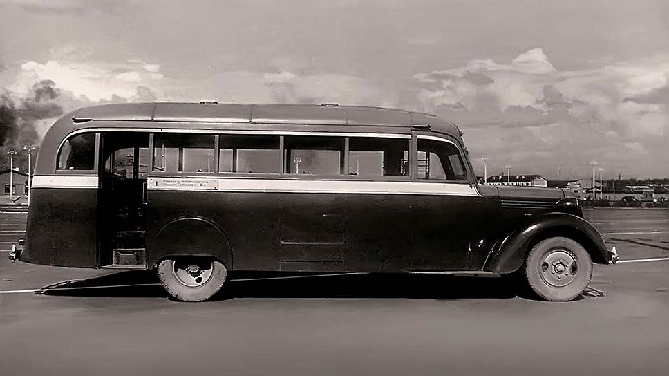 В 1939 году самым распространенным автобусом в Москве был ЗИС-16, вмещавший 34 пассажира. Проезд в автобусе и трамвае стоил 15 коп., а в метро - 30 коп. В такси работали все те же ГАЗ-М1 и ЗИС-101, проезд в которых стоил 1 руб. и 1 руб. 40 коп. за километр соответственно. 
