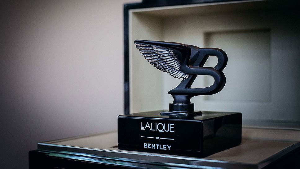 Lalique – это не только «тара» для парфюмерии, но и марка изысканных ароматов. В июне этого года Lalique выпустил эксклюзивную серию Bentley Black Crystal Edition всего из 12 флаконов. Цена каждого 20 тысяч евро. Эмблема Bentley покрыта платиновой патиной