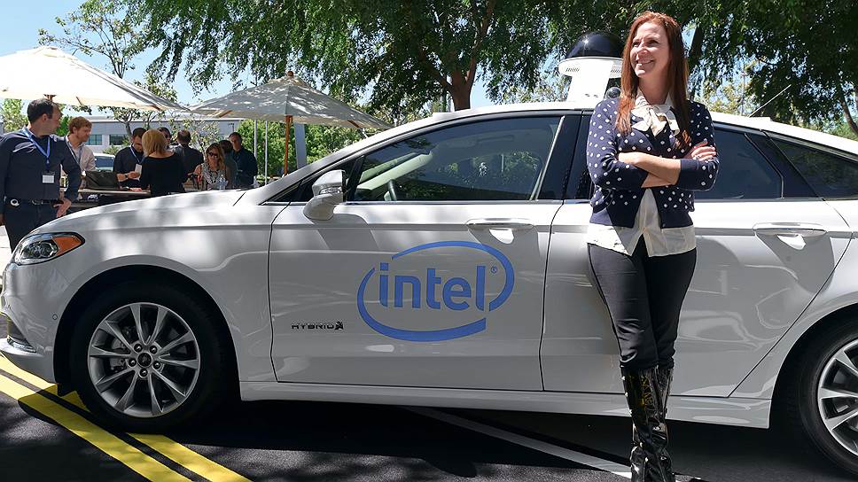 Intel-кар в нынешнем виде живет по командам бортового компьютера. Автомобиль будущего будет во многом полагаться и на ц/у &quot;облака&quot;, собирающего данные с других авто и объектов дорожной инфраструктуры.  
