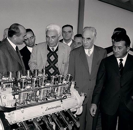 Ферруччо Ламборгини производил бензиновые моторы не только для суперкаров, но и для лодок. 
