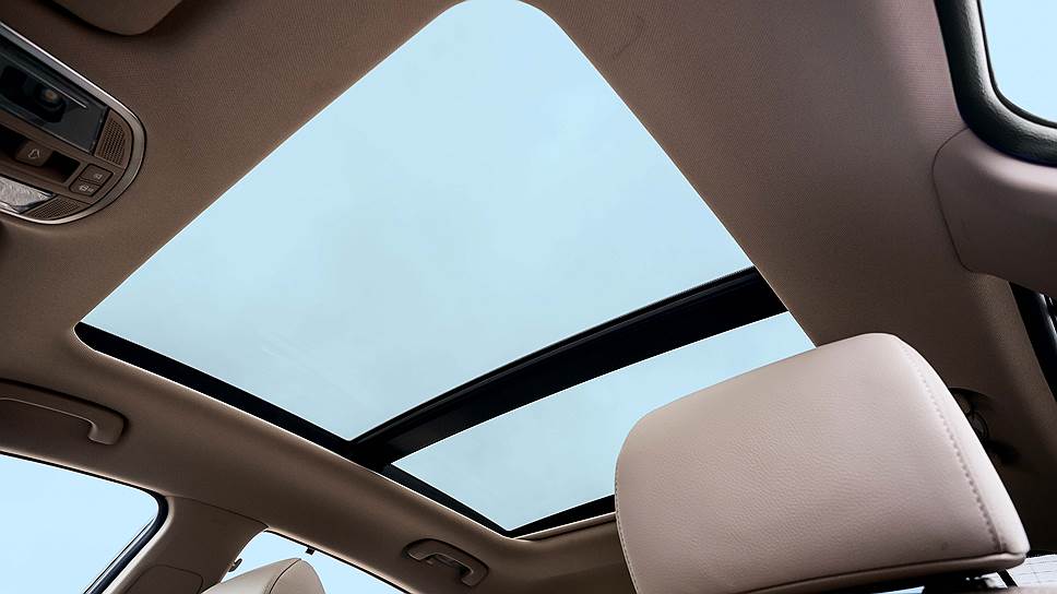 Панорамная крыша вместе с системой мониторинга слепых зон, памятью водительского сиденья, шторкой на заднем стекле, 18-дюймовыми дисками и запаской входит в пакет опций High-Tech за 100 000 руб. 