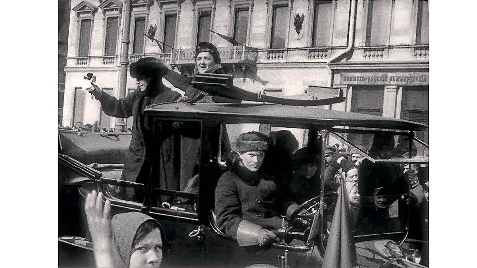 Демонстрация женщин за равные с мужчинами избирательные права 19 марта 1917 года. Отстаивать свое право голоса оказалось очень удобно из автомобиля с кузовом ландоле с открывающейся задней частью.