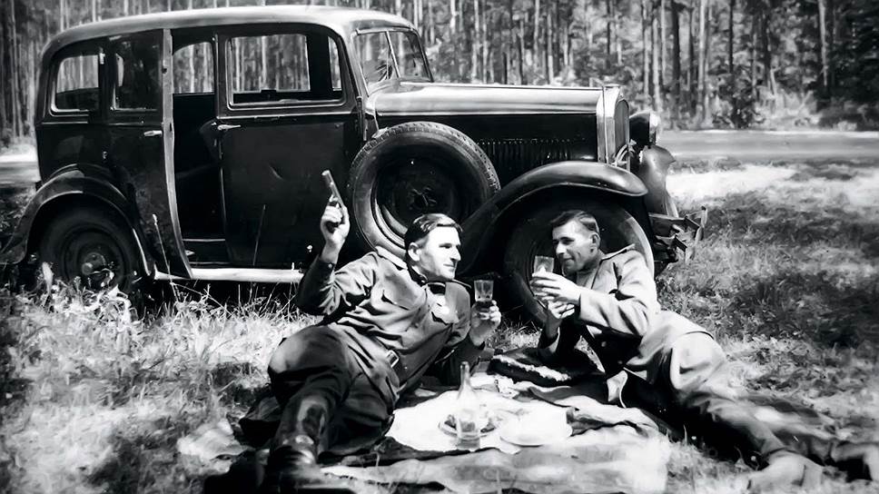 Боевые товарищи отдыхают на фоне видавшего виды трофейного Opel 1,8 Litre. Наверняка и фужеры для пива тоже трофейные.