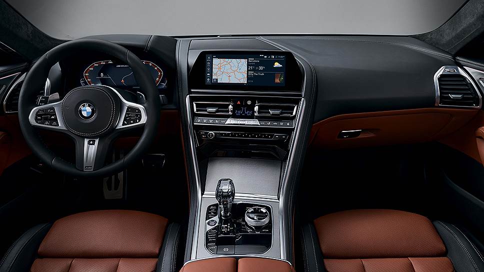 Купе оборудовано новой операционной системой BMW 7.0, идущей в комплекте с дисплеем 10,25 дюйма и цифровой приборной панелью. Помимо привычных способов управления, система допускает манипуляцию голосом и жестами.