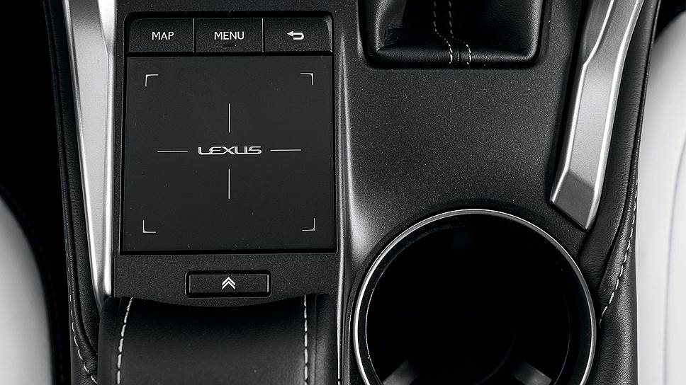 В Lexus Safety System+, помимо прочего, входит система адаптивного управления дальним светом AHS, о которой мы уже говорили. Она позволяет автоматически отключать часть фары из 11 светодиодов, затеняя участок, в котором находится встречное транспортное средство.