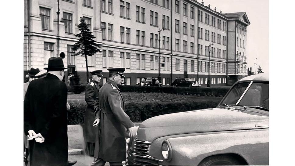 Товарищ Сталин внимательно относился к новинкам советской автомобильной промышленности, одобрял или не одобрял те или иные модели, вносил свои замечания и устанавливал цены. В 1947 году он установил цену на автомобиль ГАМ М-20 &quot;Победа&quot; в размере 16 000 рублей. За все время его правления эта цена не повышалась и не понижалась.