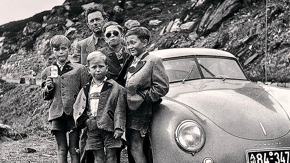 Ферри Порше со всеми своими четырьмя детьми и главным детищем -- спорткаром Porsche 356, выпускавшимся с 1948 по 1965 год и прославившим марку и фамилию Порше.
