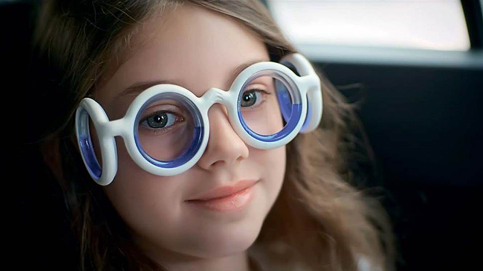 Очками могут пользоваться взрослые и дети старше 10 лет.