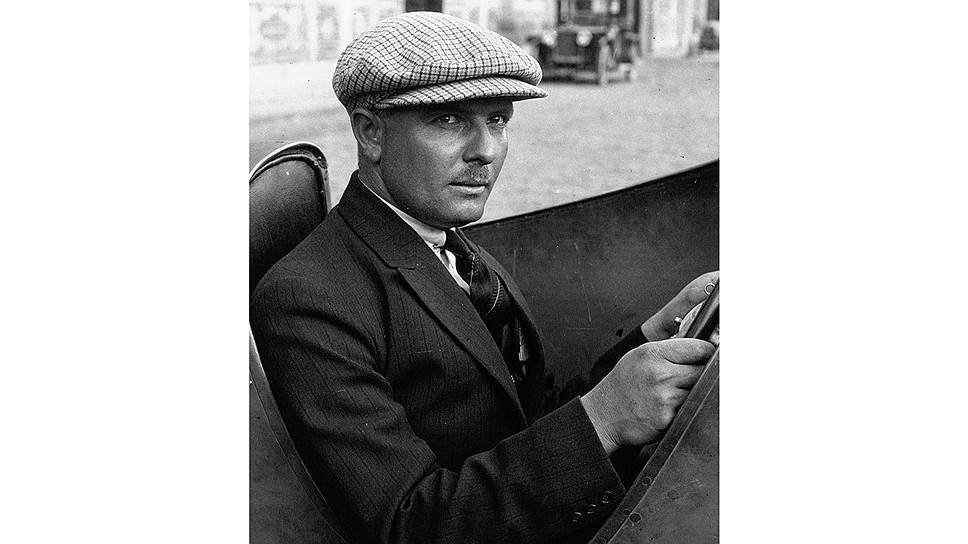 Альберт Диво родился в Париже 24 января 1895 года. После службы летчиком-истребителем во время Первой мировой войны работал механиком. Присоединился к команде Bugatti в 1928 году. В том же году выиграл ралли Targa Florio в Сицилии, управляя Bugatti Type 35 B. Повторил успех в 1929-м. 