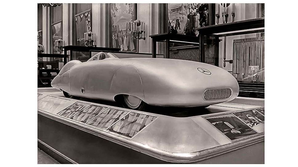 «Серебряная стрела» Mercedes-Benz W25 с обтекаемым кузовом и двигателем V12 мощностью 616 л. с.— автомобиль, созданный для установления рекорда скорости в классе от 5 до 8 литров. 26 октября 1936 года гонщик заводской команды Рудольф Караччиола на автобане Франкфурт - Гейдельберг показал на нем скорость 364 км/ч со стартом с хода
