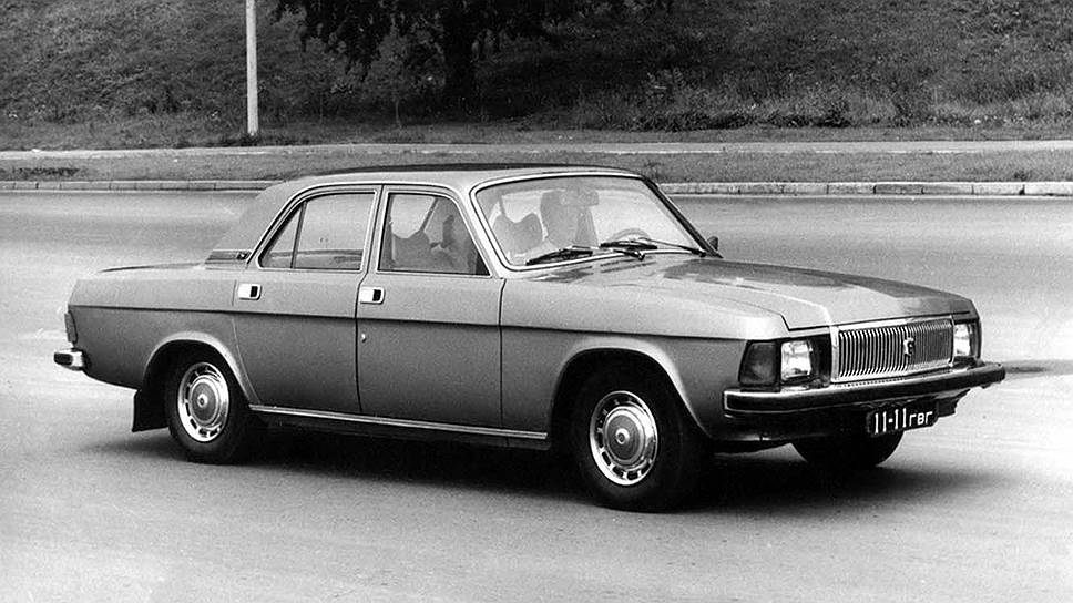 ГАЗ-3102 создавали старым проверенным способом — не очень серьезными изменениями в конструкции ГАЗ-24, но с обязательным обновлением передней и задней части, а также дверных ручек и колесных колпаков. Внутри полностью новым стал салон. Двигатель получил форкамерно-факельное зажигание, а на передних колесах появились дисковые тормоза